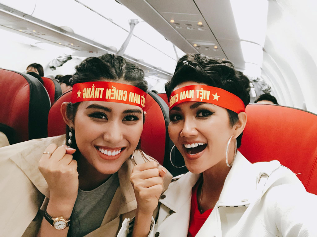 Hoa hậu, á hậu Việt mặc áo cờ đỏ cổ vũ đội tuyển U23 ở chung kết